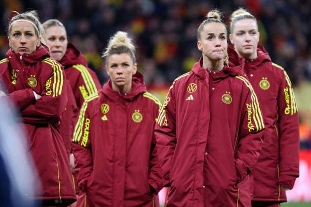 Madrid, Deutschland 02. Dezember 2025: UEFA Nations League Women - Finale Rückrunde - 2025 - Spanien vs. Deutschland Im Bild: v.li. Kathrin Hendrich (Deutschland) und Giulia Gwinn (Deutschland) mit Linda Dallmann (Deutschland) und Clara (Deutschland) im Hintergrund enttäuscht nach der Niederlage gegen Spanien Riyadh Air Metropolitano Copyright: xFotostandx xFantinix
