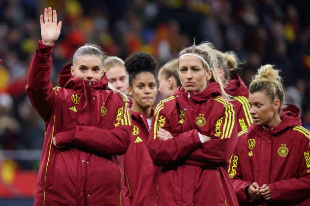 Madrid, Deutschland 02. Dezember 2025: UEFA Nations League Women - Finale Rückrunde - 2025 - Spanien vs. Deutschland Im Bild: v.li. Selina Cerci (Deutschland), Kathrin Hendrich (Deutschland) und Linda Dallmann (Deutschland) enttäuscht nach der Niederlage gegen Spanien Riyadh Air Metropolitano Copyright: xFotostandx xFantinix