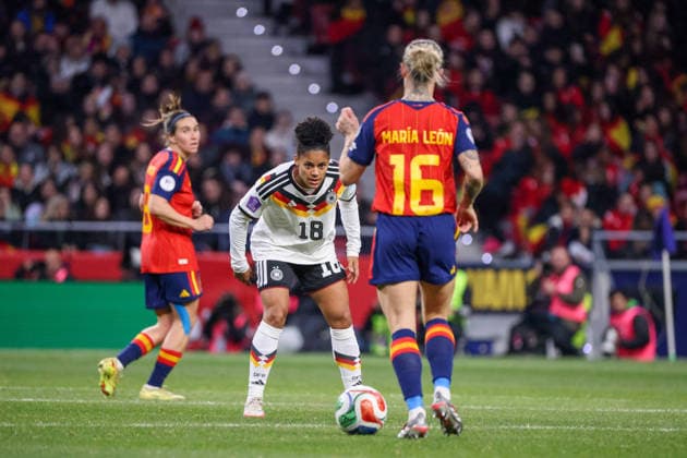 Madrid, Germany 02 December 2025 UEFA Nations League Women Final Second Round 2025 Spain vs Germany Pictured from left Shekiera Martinez Germany fight to win the ball at Mapi Leon Spain Riyadh Air Metropolitano Copyright: xFotostandx xFantinix