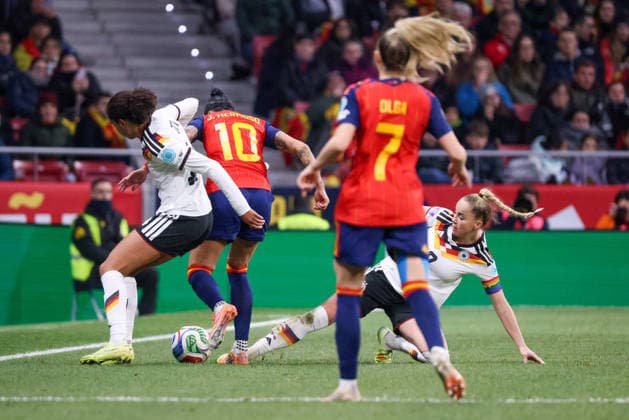 Madrid, Germany 02 December 2025 UEFA Nations League Women Final Second Round 2025 Spain vs Germany Pictured from left in duel Cora Zicai Germany , Jennifer Hermoso Spain and Giulia Gwinn Germany Riyadh Air Metropolitano Copyright: xFotostandx xFantinix