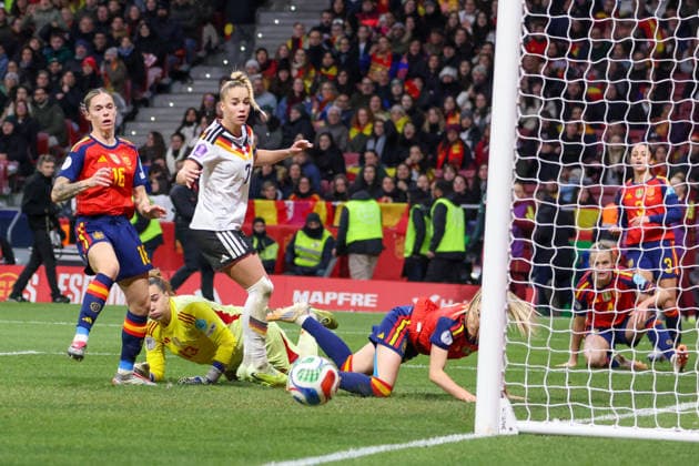 Madrid, Germany 02 December 2025 UEFA Nations League Women Final Second Round 2025 Spain vs Germany Pictured from left Giulia Gwinn Germany create a scoring chance for Germany in the Spanish penalty area but are unable to convert Riyadh Air Metropolitano Copyright: xFotostandx xFantinix