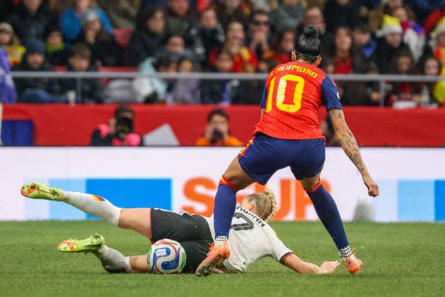 Madrid, Germany 02 December 2025 UEFA Nations League Women Final Second Round 2025 Spain vs Germany In the picture from left in the duel Giulia Gwinn Germany and Jennifer Hermoso Spain Riyadh Air Metropolitano Copyright: xFotostandx xFantinix