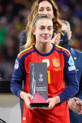 Madrid, Deutschland 02. Dezember 2025: UEFA Nations League Women - Finale Rückrunde - 2025 - Spanien vs. Deutschland Im Bild: Alexia Putellas (Spanien) wird zur Spielerin des Finales der UEFA Women™s Nations League in Madrid gekürt Riyadh Air Metropolitano *** Madrid, Germany 02 December 2025 UEFA Nations League Women Final Second Round 2025 Spain vs Germany Pictured Alexia Putellas Spain is crowned player of the UEFA Women™s Nations League Final in Madrid Riyadh Air Metropolitano Copyright: xFotostandx xFantinix