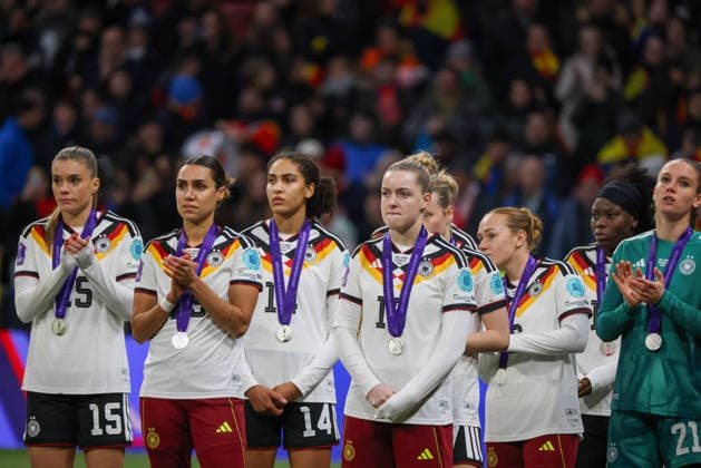 Madrid, Germany 02 December 2025 UEFA Nations League Women Final Second Round 2025 Spain vs Germany Pictured from left Selina Cerci Germany , Bibiane Schulze Solano Germany , Cora Zicai Germany , Alara Germany , Lisanne Gräwe Graewe Germany , Nicole Anyomi Germany and goalkeeper Ena Mahmutovic Germany disappointed after losing to Spain Riyadh Air Metropolitano Copyright: xFotostandx xFantinix