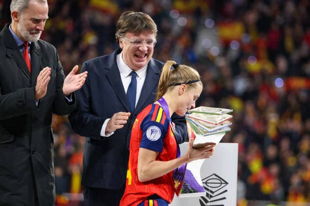Madrid, Germany 02 December 2025 UEFA Nations League Women Final Second Round 2025 Spain vs Germany In the picture from left third Irene Paredes Spain tastes the UEFA Women™s Nations League Cup with her tongue after the victory against Germany Riyadh Air Metropolitano Copyright: xFotostandx xFantinix