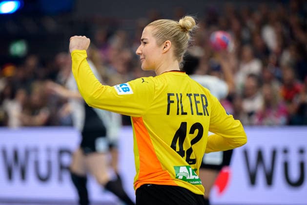 Handball, Womens World Championship, Main Round Group 2 Germany Faeroer Islands Goalkeeper Katharina Filter Germany Jubel Freude Emotion Dortmund Westfalenhalle Nordrhein Westfalen Germany