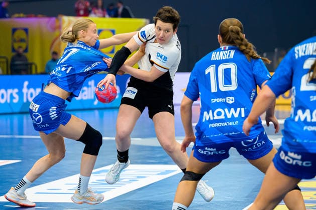 Handball, Womens World Championship, Main Round Group 2 Germany Faeroer Islands from left in duel Liv Zachariasen Faeroer and Alina Grijseels Germany Dortmund Westfalenhalle Nordrhein Westfalen Germany