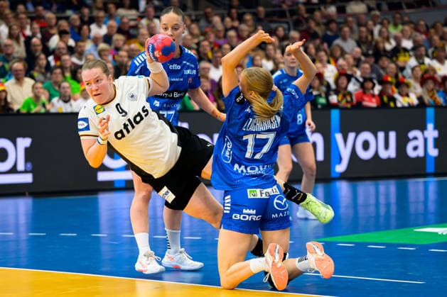 Handball, Womens World Championship, Main Round Group 2 Germany Faeroer Islands Lisa Antl Germany , Liv Zachariasen Faeroer Dortmund Westfalenhalle Nordrhein Westfalen Germany
