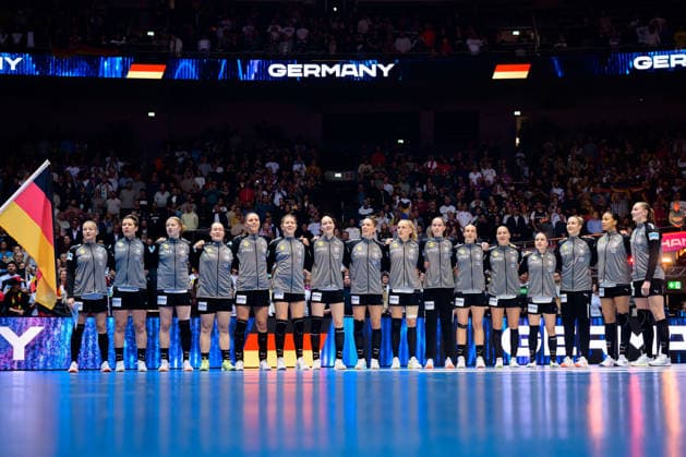 Handball, Womens World Championship, Main Round Group 2 Germany Faeroer islands the team of Germany during the anthem Dortmund Westfalenhalle Nordrhein Westfalen Germany