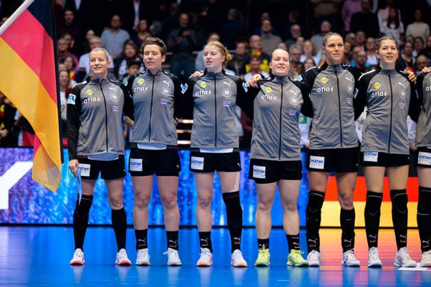 Handball, Womens World Championship, Main Round Group 2 Germany Faeroer Islands from left Antje Döll Doell Germany , Alina Grijseels Germany , Nina Engel Germany , Lisa Antl Germany , Xenia Smits Germany , Marie Steffen Germany during the anthem Dortmund Westfalenhalle Nordrhein Westfalen Germany