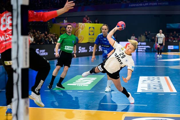 Handball, Womens World Championship, Main Round Group 2 Germany Faeroer Islands f li Rakul Wardum Faeroer , Antje Döll Doell Germany Dortmund Westfalenhalle Nordrhein Westfalen Germany