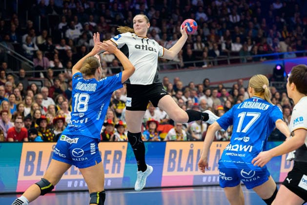 Handball, Womens World Championship, Main Round Group 2 Germany Faeroer Islands from left Pernille Brandenborg Faeroer , Viola Leuchter Germany Dortmund Westfalenhalle Nordrhein Westfalen Germany