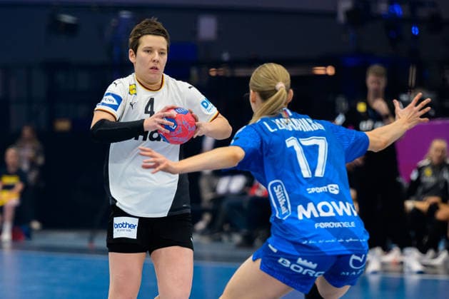 Handball, Womens World Championship, Main Round Group 2 Germany Faeroer Islands Alina Grijseels Germany , Liv Zachariasen Faeroer Dortmund Westfalenhalle Nordrhein Westfalen Germany