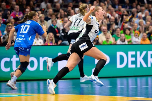Handball, Womens World Championship, Main Round Group 2 Germany Faeroer Islands Jenny Behrend Germany Cheers Joy Emotion Goal celebration Goalscorer Dortmund Westfalenhalle North Rhine-Westphalia Germany