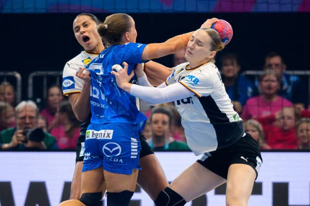 Handball, Womens World Championship, Main Round Group 2 Germany Faeroer Islands from left in duel Aimee von Pereira Germany , Rannva Olsen Faeroer , Nieke Kühne Kuehne Germany Dortmund Westfalenhalle Nordrhein Westfalen Germany