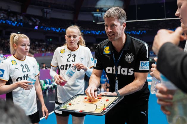 Handball, Womens World Championship, Main Round Group 2 Germany Faeroer Islands Coach Markus Gaugisch Germany during time-out with the tactics board Dortmund Westfalenhalle North Rhine-Westphalia Germany