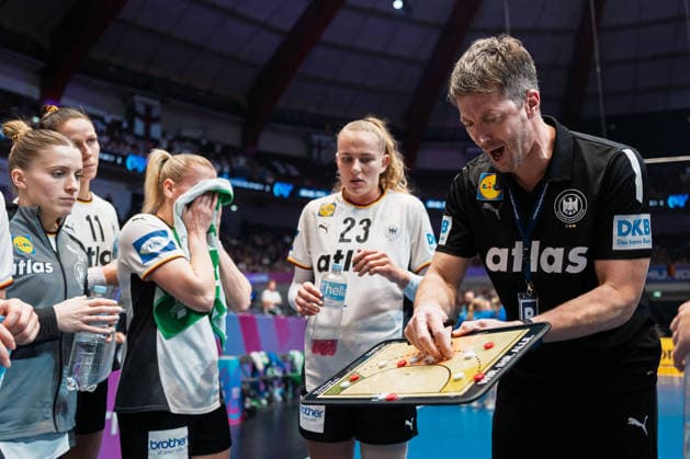 Handball, Womens World Championship, Main Round Group 2 Germany Faeroer Islands Coach Markus Gaugisch Germany in time-out Dortmund Westfalenhalle North Rhine-Westphalia Germany