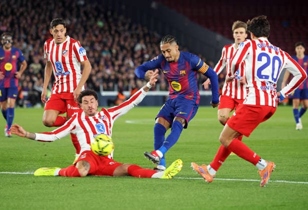 FC Barcelona, Barca v Club Atletico de Madrid - LaLiga EA Sports Raphinha Dias plays during the match between FC Barcelona and Club Atletico de Madrid, corresponding to week 19 of LaLiga EA Sports, at the Spotify Camp Nou in Barcelona, Spain, on December 2, 2025. Barcelona Barcelona Spain  Copyright: xUrbanandsportx originalFilename:urbanandsport-fcbarcel251202_npdXp.jpg
