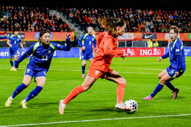 Women s International Friendly, Länderspiel, Nationalmannschaft - Netherlands vs South Korea, Netherlands Marisa Olislagers of The Netherlands battles for possession with Chaerim Kang of South Korea during the Women s International Friendly match between Netherlands and South Korea at the Mandemakers Stadium in Waalwijk, Netherlands, December 02, 2025. Waalwijk Netherlands  Copyright: xMatrixxImagesx xKevinxSendersx