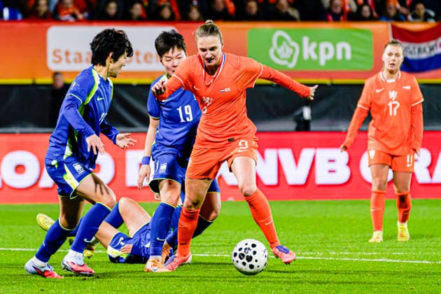 Women s International Friendly, Länderspiel, Nationalmannschaft - Netherlands vs South Korea, Netherlands Vivianne Miedema of The Netherlands battles for possession with Minhwa Lee of South Korea during the Women s International Friendly match between Netherlands and South Korea at the Mandemakers Stadium in Waalwijk, Netherlands, December 02, 2025. Waalwijk Netherlands  Copyright: xMatrixxImagesx xKevinxSendersx