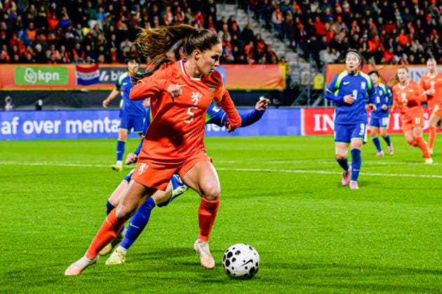 Women s International Friendly, Länderspiel, Nationalmannschaft - Netherlands vs South Korea, Netherlands Marisa Olislagers of The Netherlands battles for possession with Chaerim Kang of South Korea during the Women s International Friendly match between Netherlands and South Korea at the Mandemakers Stadium in Waalwijk, Netherlands, December 02, 2025. Waalwijk Netherlands  Copyright: xMatrixxImagesx xKevinxSendersx
