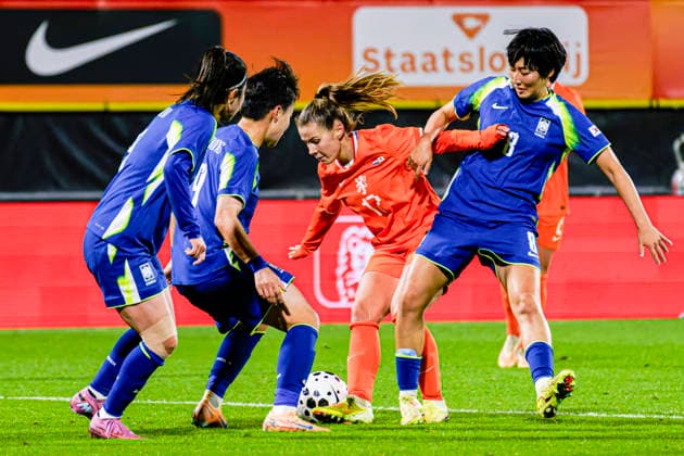 Women s International Friendly, Länderspiel, Nationalmannschaft - Netherlands vs South Korea, Netherlands Victoria Pelova of The Netherlands battles for possession with Shinji Kim of South Korea during the Women s International Friendly match between Netherlands and South Korea at the Mandemakers Stadium in Waalwijk, Netherlands, December 02, 2025. Waalwijk Netherlands  Copyright: xMatrixxImagesx xKevinxSendersx