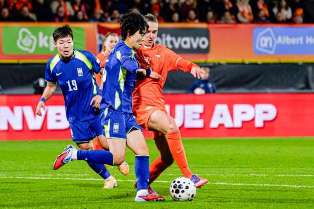 Women s International Friendly, Länderspiel, Nationalmannschaft - Netherlands vs South Korea, Netherlands Vivianne Miedema of The Netherlands battles for possession with Minhwa Lee of South Korea during the Women s International Friendly match between Netherlands and South Korea at the Mandemakers Stadium in Waalwijk, Netherlands, December 02, 2025. Waalwijk Netherlands  Copyright: xMatrixxImagesx xKevinxSendersx