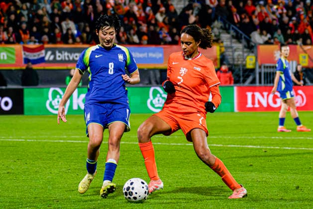 Women s International Friendly, Länderspiel, Nationalmannschaft - Netherlands vs South Korea, Netherlands Nina Nijstad of The Netherlands battles for possession with Shinji Kim of South Korea during the Women s International Friendly match between Netherlands and South Korea at the Mandemakers Stadium in Waalwijk, Netherlands, December 02, 2025. Waalwijk Netherlands  Copyright: xMatrixxImagesx xKevinxSendersx