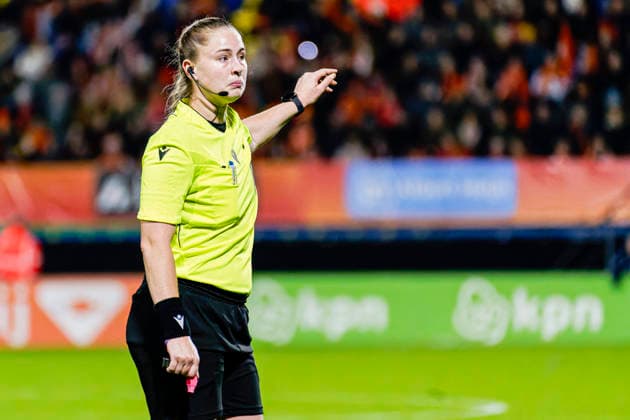 Women s International Friendly, Länderspiel, Nationalmannschaft - Netherlands vs South Korea, Netherlands Referee Frederikke Sokjaer gestures during the Women s International Friendly match between Netherlands and South Korea at the Mandemakers Stadium in Waalwijk, Netherlands, December 02, 2025. Waalwijk Netherlands  Copyright: xMatrixxImagesx xKevinxSendersx