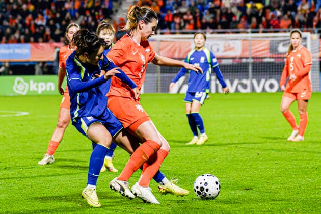 Women s International Friendly, Länderspiel, Nationalmannschaft - Netherlands vs South Korea, Netherlands Damaris Egurrola of The Netherlands battles for possession with Eunyoung Lee of South Korea during the Women s International Friendly match between Netherlands and South Korea at the Mandemakers Stadium in Waalwijk, Netherlands, December 02, 2025. Waalwijk Netherlands  Copyright: xMatrixxImagesx xKevinxSendersx