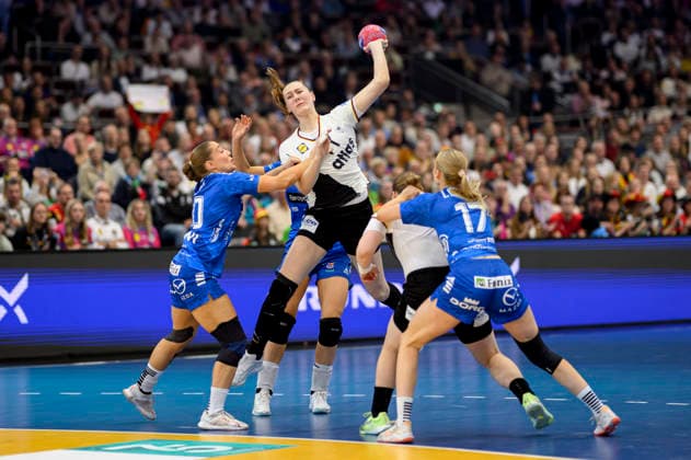 v l HANSEN Suna FRO , Viola Leuchter GER , ZACHARIASEN Liv FRO Action, duel, Handball World Championship 2025, Main Round 1 Matchday, Germany GER Faeroeer FRO , on 02 12 2025 in Dortmund Germany Womens Handball World Championship from 26 11 14 12 2025 in Germany Netherlands Â
