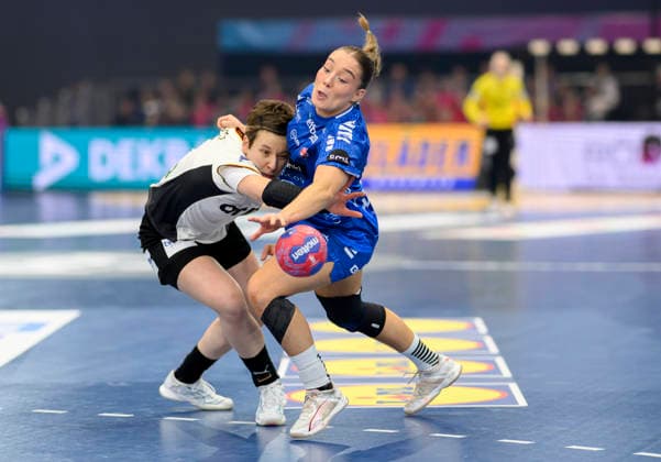 v l Alina Grijseels GER , HANSEN Suna FRO action, duel, Handball World Championship 2025, main round 1 matchday, Germany GER Faeroeer FRO , on 02 12 2025 in Dortmund Germany Womens Handball World Championship from 26 11 14 12 2025 in Germany Netherlands Â