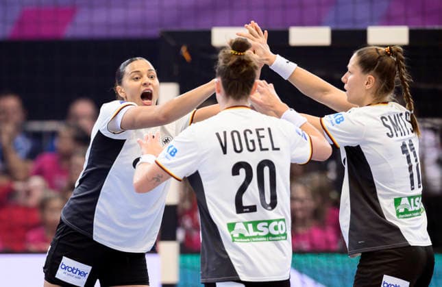 Cheering GER, f l Aimee von Pereira GER , Emily Vogel GER , Xenia Smits GER Handball World Championship 2025, Main Round 1 Matchday, Germany GER Faeroeer FRO , on 02 12 2025 in Dortmund Germany Womens Handball World Championship from 26 11 14 12 2025 in Germany Netherlands Â