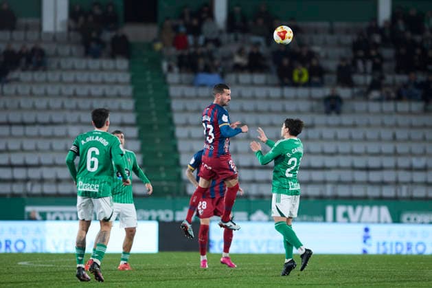 Racing Club Ferrol v SD Huesca - Copa del Rey FERROL, SPAIN - DECEMBER 2: Oscar Sielva of SD Huesca competes for the ball with Azael Garcia of Racing Club de Ferrol during the Copa del Rey second round match between Racing Club Ferrol and SD Huesca at Campo Municipal A Malata on December 2, 2025 in Ferrol, Spain. (Photo by Diego Simon Photo Players Images Magara Press) Ferrol Estadio Municipal A Malata Spain Copyright: xDiegoxSimonx