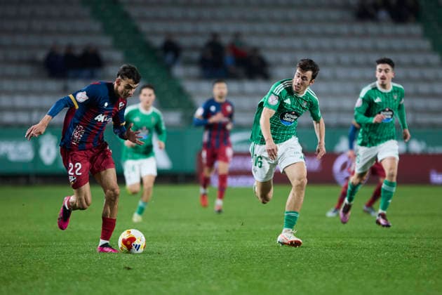 Racing Club Ferrol v SD Huesca - Copa del Rey FERROL, SPAIN - DECEMBER 2: Angel Perez of SD Huesca competes for the ball with Aitor Gelardo of Racing Club de Ferrol during the Copa del Rey second round match between Racing Club Ferrol and SD Huesca at Campo Municipal A Malata on December 2, 2025 in Ferrol, Spain. (Photo by Diego Simon Photo Players Images Magara Press) Ferrol Estadio Municipal A Malata Spain Copyright: xDiegoxSimonx