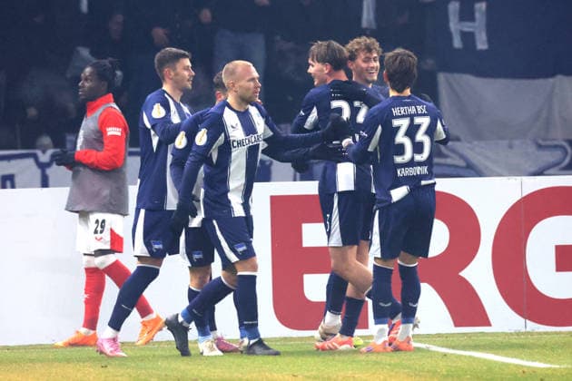 DEU, DFB Pokal, Hertha BSC vs 1 FC Kaiserslautern, 02 12 2025, Berliner Olympiastadion, Berlin, DEU, DFB Pokal, Hertha BSC vs 1 FC Kaiserslautern, im Bild 6 1 durch Maurice Krattenmacher Hertha BSC Berlin 14 , Hertha Spielerkreis DFL regulations prohibit any use of Photographs as image sequences and or quasi video nordphotoxGmbHx xEngler nph00076