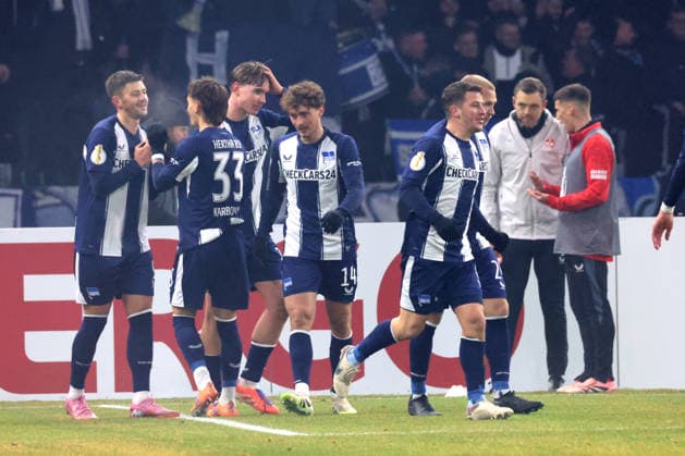 DEU, DFB Pokal, Hertha BSC vs 1 FC Kaiserslautern, 02 12 2025, Berliner Olympiastadion, Berlin, DEU, DFB Pokal, Hertha BSC vs 1 FC Kaiserslautern, im Bild 6 1 durch Maurice Krattenmacher Hertha BSC Berlin 14 , Hertha Spielerkreis DFL regulations prohibit any use of Photographs as image sequences and or quasi video nordphotoxGmbHx xEngler nph00076