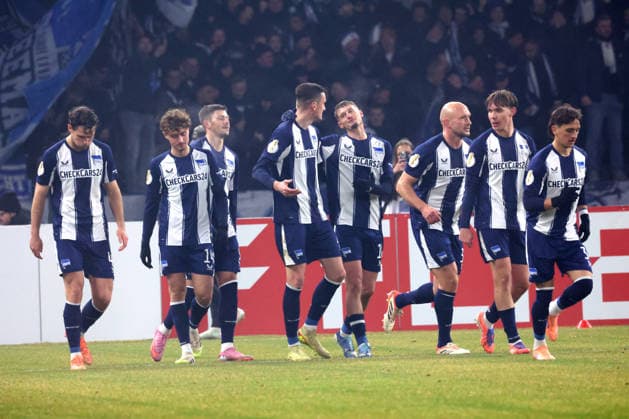 DEU, DFB Pokal, Hertha BSC vs 1 FC Kaiserslautern, 02 12 2025, Berliner Olympiastadion, Berlin, DEU, DFB Pokal, Hertha BSC vs 1 FC Kaiserslautern, im Bild 6 1 durch Maurice Krattenmacher Hertha BSC Berlin 14 , Hertha Spielerkreis, Kennet Eichhorn Hertha BSC Berlin 23 , Dawid Kownacki Hertha BSC Berlin 9 DFL regulations prohibit any use of Photographs as image sequences and or quasi video nordphotoxGmbHx xEngler nph00076