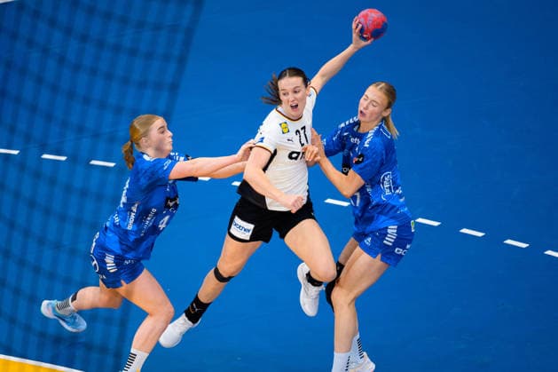 Handball, Womens World Championship, Main Round Group 2 Germany Faeroer Islands from left Anna Elisabeth Weyhe Faeroer , Julia Maidhof Germany , Liv Zachariasen Faeroer Dortmund Westfalenhalle Nordrhein Westfalen Germany