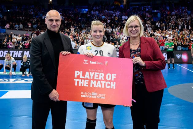 Handball, Womens World Championship, Main Round Group 2 Germany Faeroer Islands Player of the Match Antje Döll Doell Germany , Staatsministerien Dr Christiane Schenderlein Dortmund Westfalenhalle Nordrhein Westfalen Germany