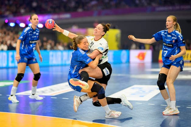 Emily Vogel GER in duel with HANSEN Suna l FRO , action, throw, r ZACHARIASEN Liv FRO Handball World Championship 2025, Main Round 1 Matchday, Germany GER Faeroeer FRO 36 26, on 02 12 2025 in Dortmund Germany Womens Handball World Championship from 26 11 14 12 2025 in Germany Netherlands Â