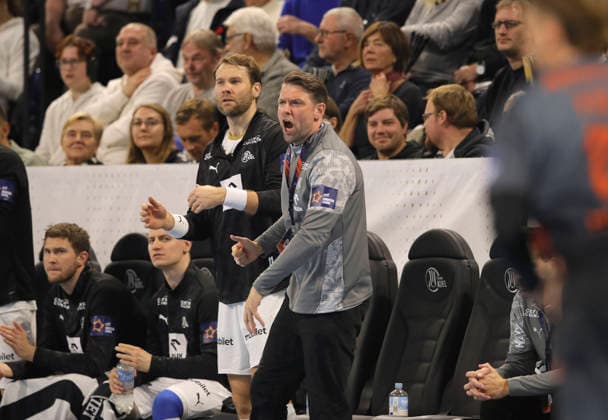 photo Co Coach Christian Sprenger Kiel and Petter Overby Kiel Handball Men on Tue 02 12 2025 Euroleague Mens EHF EURO LEAGUE , Tue 02 12 25 THW Kiel Montpellier HB