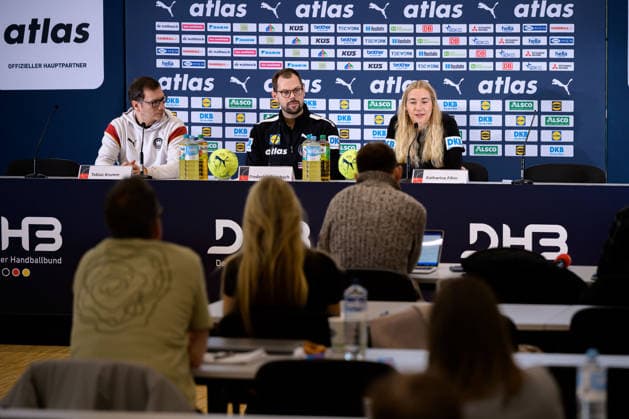 Handball, Womens World Championship, Main Round Group 2 Germany Press Conference from left Tobias Krumm, Co Coach Frederick Griesbach Germany , Goalkeeper Katharina Filter Germany Dortmund Nordrhein Westfalen Germany