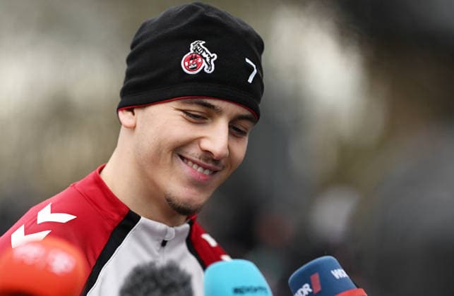 03 12 2025, xophax, Soccer 1 Bundesliga Season 2025 2026 1 FC Köln ,Training Mixzone , Said El Mala , Journalists , Mobile Phone Videos Cameras , Microphones Cologne