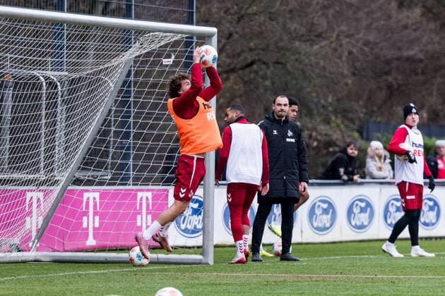 1 Soccer Bundesliga training 1 FC Köln 03 12 2025 Luca Waldschmidt 1 FC Köln, 7 holds a ball in the goal, goalkeeping exercise 1 Soccer Bundesliga training 1 FC Köln Geissbockheim, 03 12 2025 Copyright: xBEAUTIFULxSPORTS Wunderlx