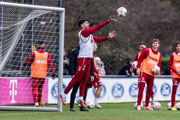 1 Soccer Bundesliga training 1 FC Köln 03 12 2025 Cenk Özkacar 1 FC Köln, 39 holds a ball in the goal, goalkeeping exercise 1 Soccer Bundesliga training 1 FC Köln Geissbockheim, 03 12 2025 Copyright: xBEAUTIFULxSPORTS Wunderlx