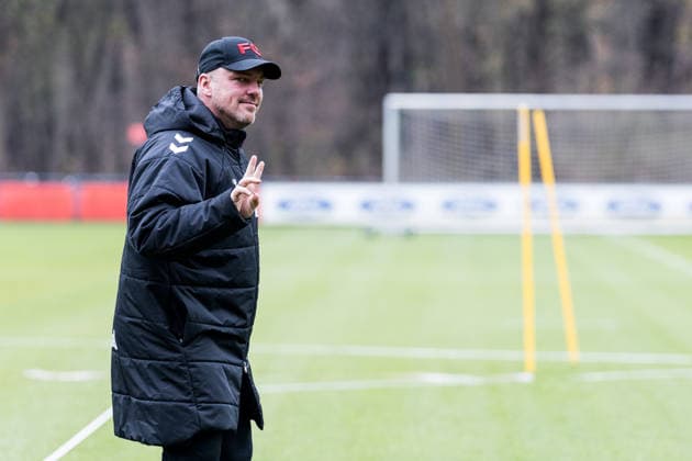 1 Soccer Bundesliga Training 1 FC Köln 03 12 2025 Lukas Kwasniok Coach 1 FC Köln shows Peace 1 Soccer Bundesliga Training 1 FC Köln Geissbockheim, 03 12 2025 Copyright: xBEAUTIFULxSPORTS Wunderlx