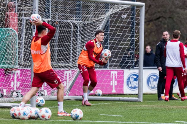 1 Soccer Bundesliga training 1 FC Cologne 03 12 2025 Said El Mala 1 FC Cologne, 13 holds a ball in the goal, goalkeeping exercise 1 Soccer Bundesliga training 1 FC Cologne Geissbockheim, 03 12 2025 Copyright: xBEAUTIFULxSPORTS Wunderlx
