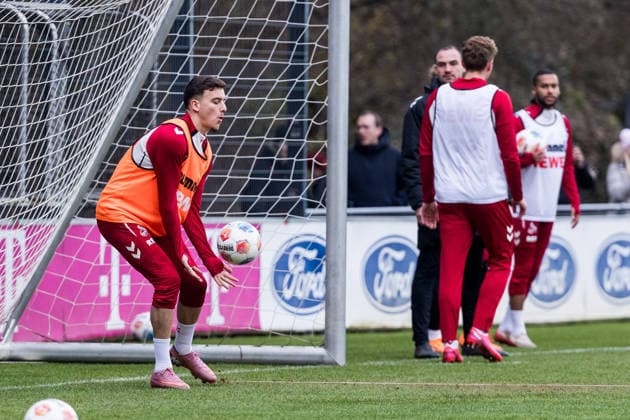 1 Soccer Bundesliga training 1 FC Cologne 03 12 2025 Said El Mala 1 FC Cologne, 13 holds a ball in the goal, goalkeeping exercise 1 Soccer Bundesliga training 1 FC Cologne Geissbockheim, 03 12 2025 Copyright: xBEAUTIFULxSPORTS Wunderlx