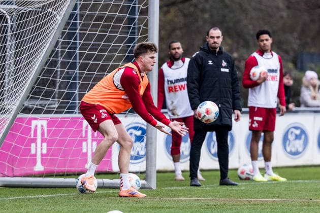 1 Soccer Bundesliga training 1 FC Cologne 03 12 2025 Marius Bülter 1 FC Cologne, 30 holds a ball in the goal, goalkeeping exercise 1 Soccer Bundesliga training 1 FC Cologne Geissbockheim, 03 12 2025 Copyright: xBEAUTIFULxSPORTS Wunderlx